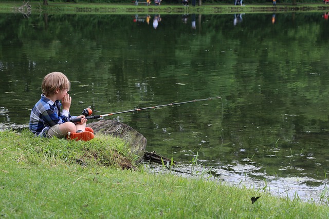 étang de pêche et enfant